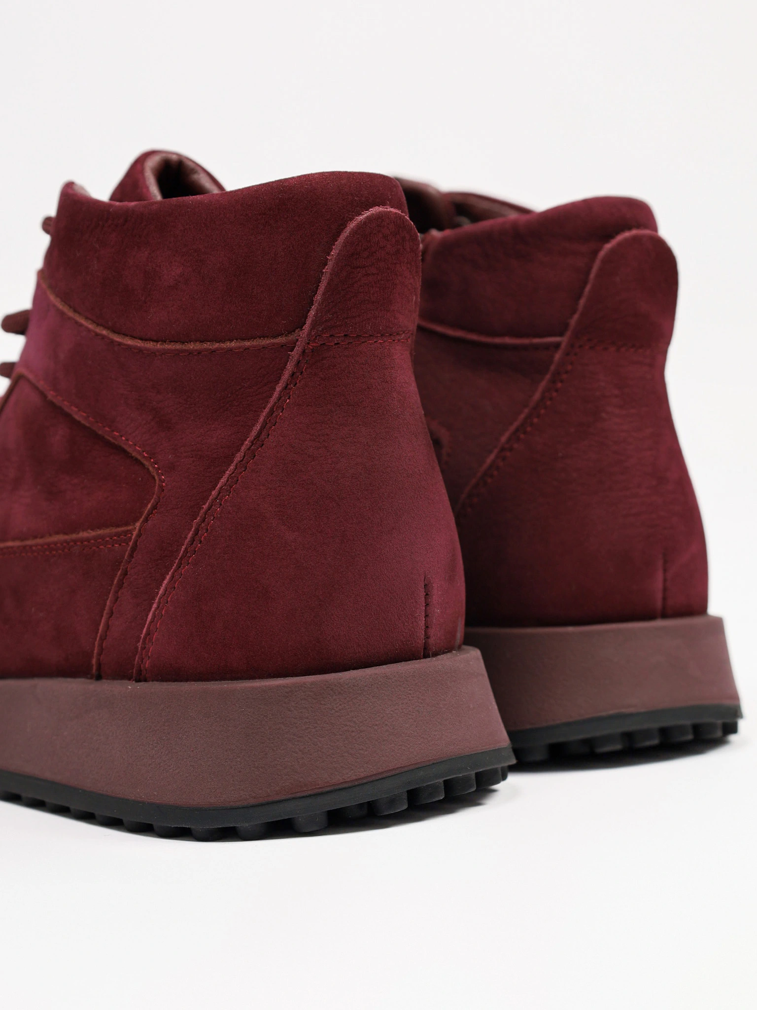 Ботинки бордового цвета на низкой рельефной подошве